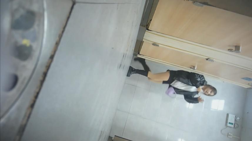 最新流出❤️美女如云的夜总会女厕前景偷拍小姐尿尿暗自偷笑的镂空裙高颜值美女