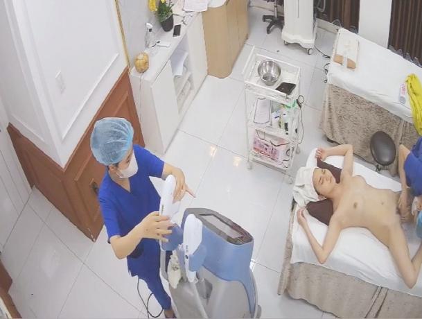 《美容院监控破解》给阴毛做造型的白嫩美少妇