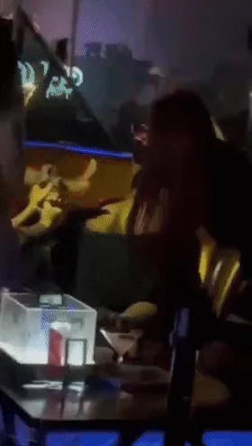 ❤️猎奇❤️台中酒吧夜店男女当众脱裤爱抚私处挑逗，简直太淫荡太刺激了！