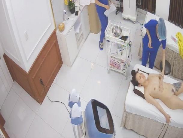 《美容院监控破解》给阴毛做造型的白嫩美少妇
