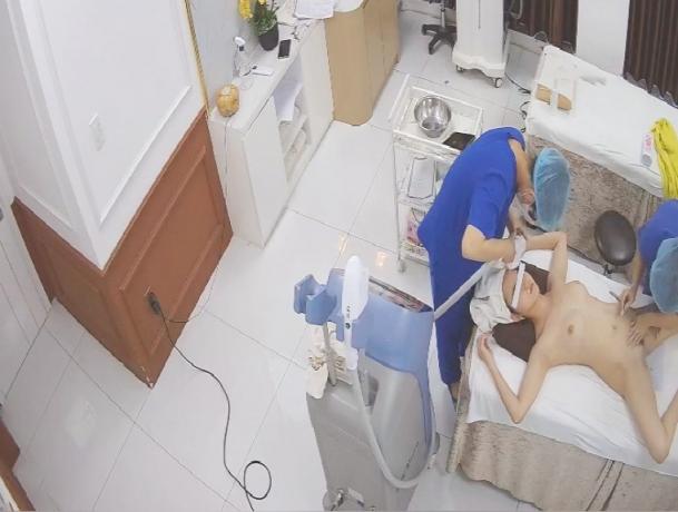 《美容院监控破解》给阴毛做造型的白嫩美少妇
