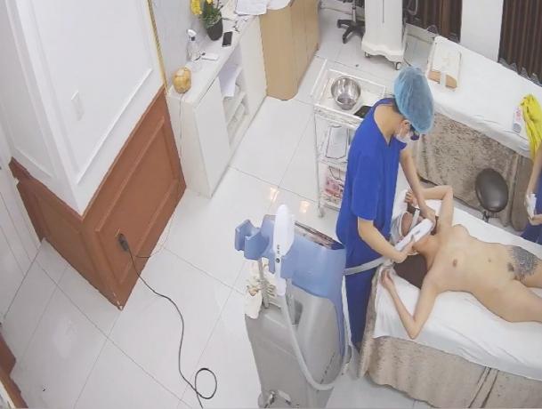 《美容院监控破解》给阴毛做造型的白嫩美少妇