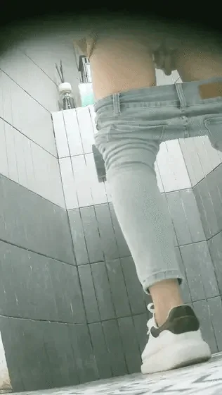 【重磅厕拍】，美女如云，前后双角度，极品靓妹插逼塞卫生棉，亮点太多