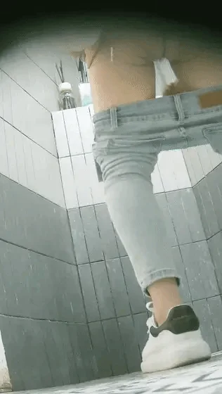 【重磅厕拍】，美女如云，前后双角度，极品靓妹插逼塞卫生棉，亮点太多