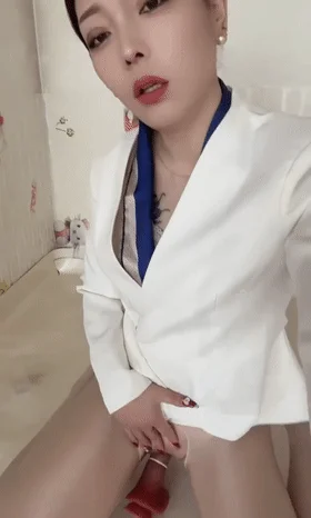 抖音擦边网红小梅卷土重来❤️小骚货的尺幅不仅没有收敛，甚至于将自己的生活啪啪视频加了进去！