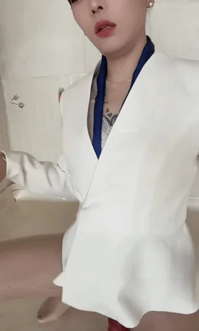 抖音擦边网红小梅卷土重来❤️小骚货的尺幅不仅没有收敛，甚至于将自己的生活啪啪视频加了进去！