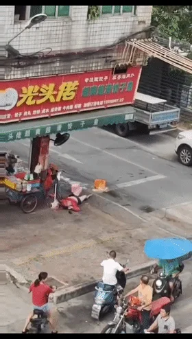 ❤️猎奇❤️熟女街头脱衣露出，然后躺在地上耍泼打滚，这是咋了？为情所困么？