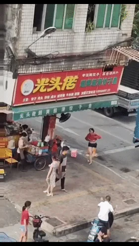 ❤️猎奇❤️熟女街头脱衣露出，然后躺在地上耍泼打滚，这是咋了？为情所困么？