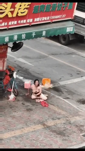 ❤️猎奇❤️熟女街头脱衣露出，然后躺在地上耍泼打滚，这是咋了？为情所困么？