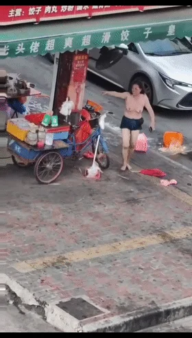 ❤️猎奇❤️熟女街头脱衣露出，然后躺在地上耍泼打滚，这是咋了？为情所困么？