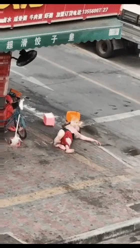 ❤️猎奇❤️熟女街头脱衣露出，然后躺在地上耍泼打滚，这是咋了？为情所困么？