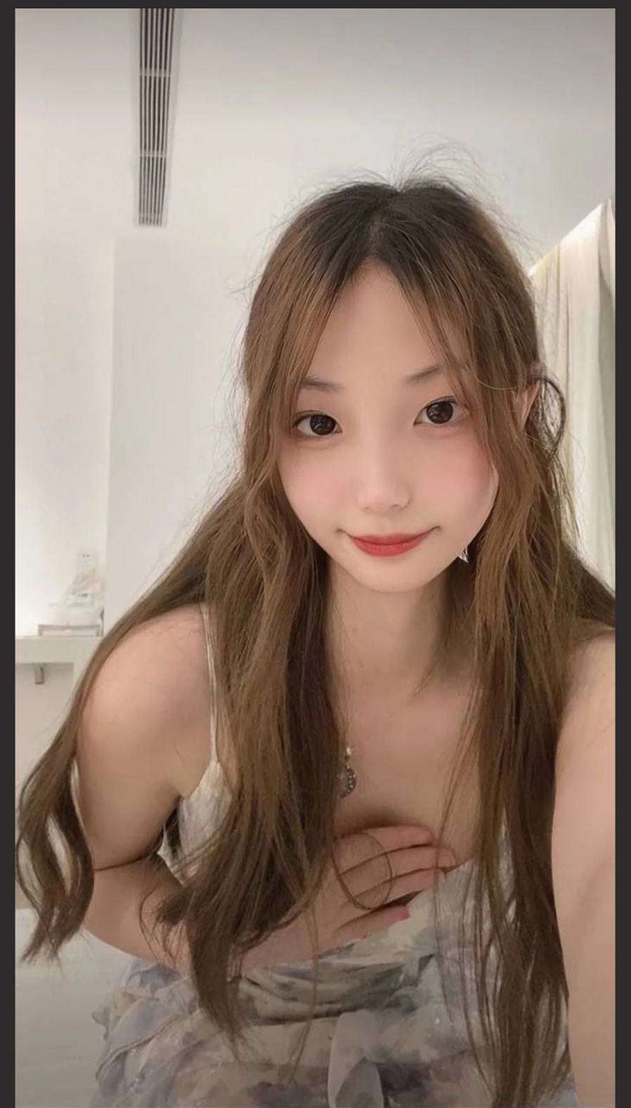 武汉 房产销售文雅雅 外表甜美乖乖女 内心反差母狗的典范 摆着姿势操烂的骚货