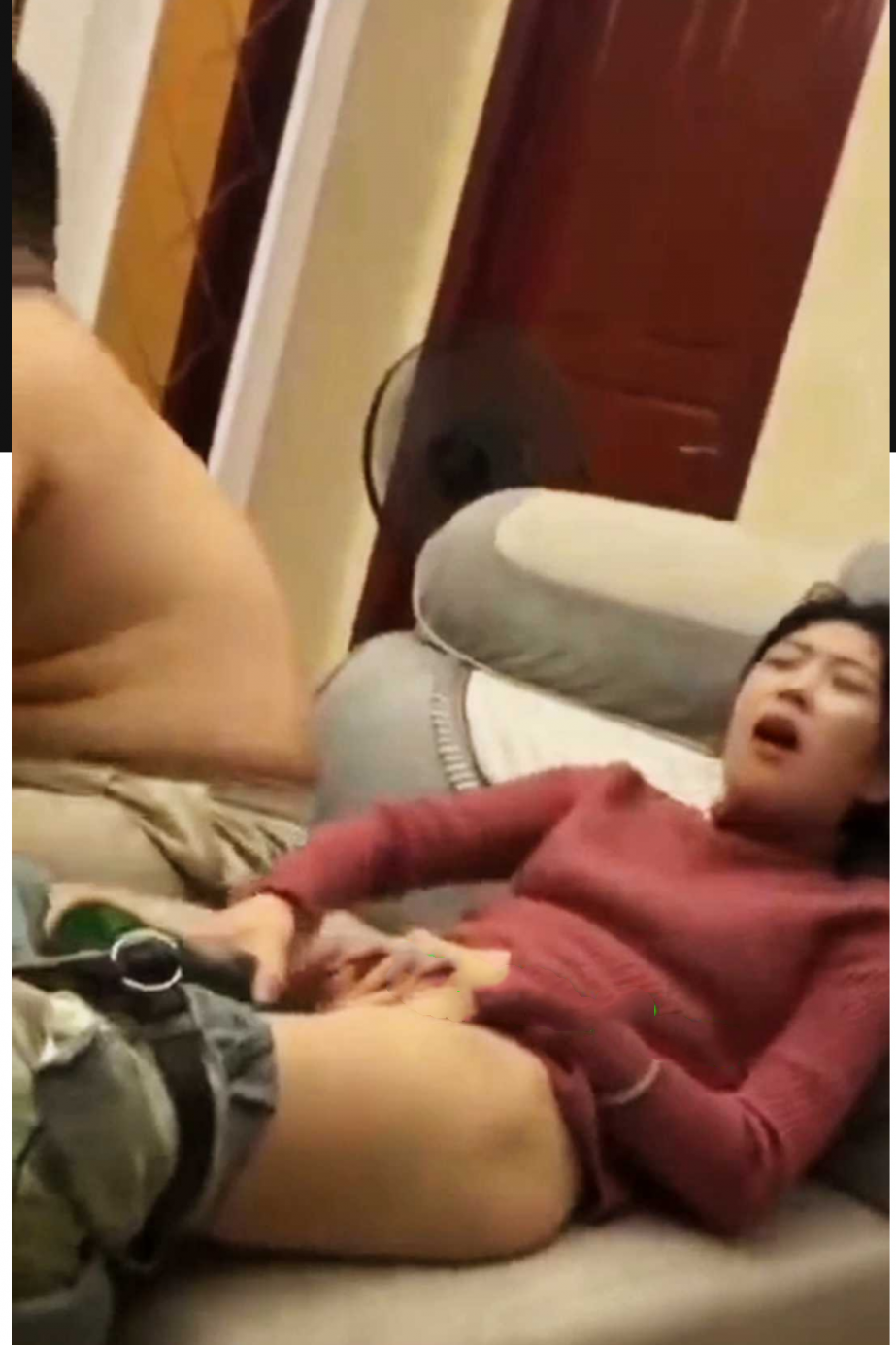抖音热搜武陟崂山啤酒瓶女视频完整版流出，女主真心话大冒险竟拿起崂山啤酒瓶塞逼里来回进出！