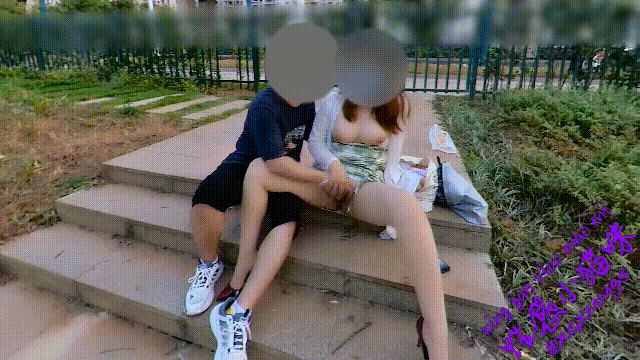最新全网狂人硬核户外真实勾引骚女【性感小猫咪】33G付费，勾引一个大学生在野外做爱，并直播给老公看