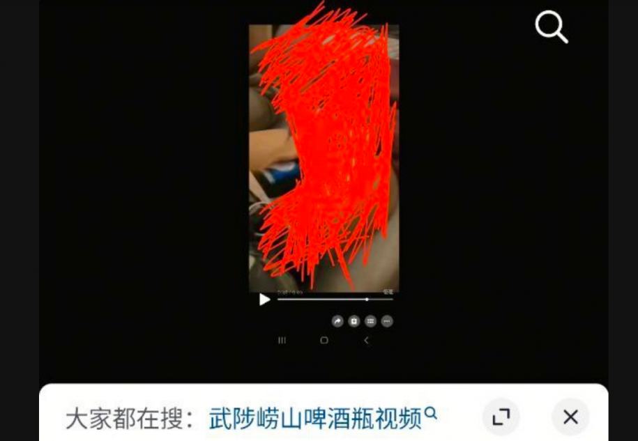 抖音热搜武陟崂山啤酒瓶女视频完整版流出，女主真心话大冒险竟拿起崂山啤酒瓶塞逼里来回进出！