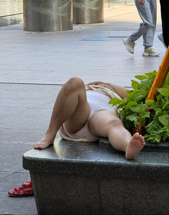 重庆街头的大妈太豪爽了