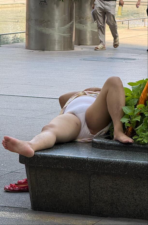 重庆街头的大妈太豪爽了