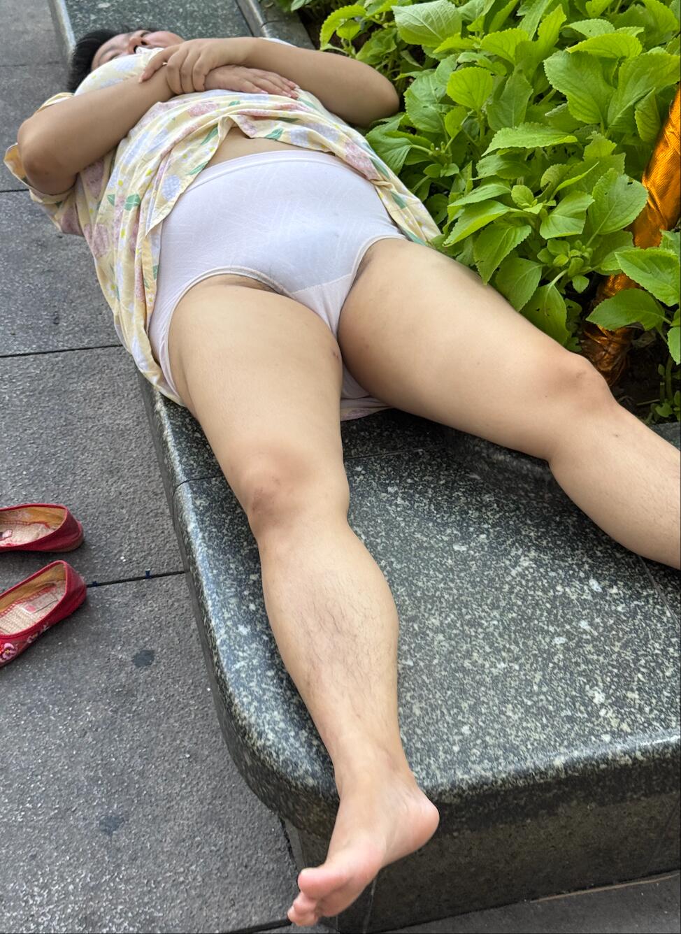 重庆街头的大妈太豪爽了