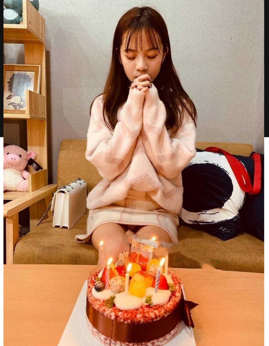 匿名投稿！北京师范大学学妹给她过生日，刚切完蛋糕然后就成了我的骚母狗