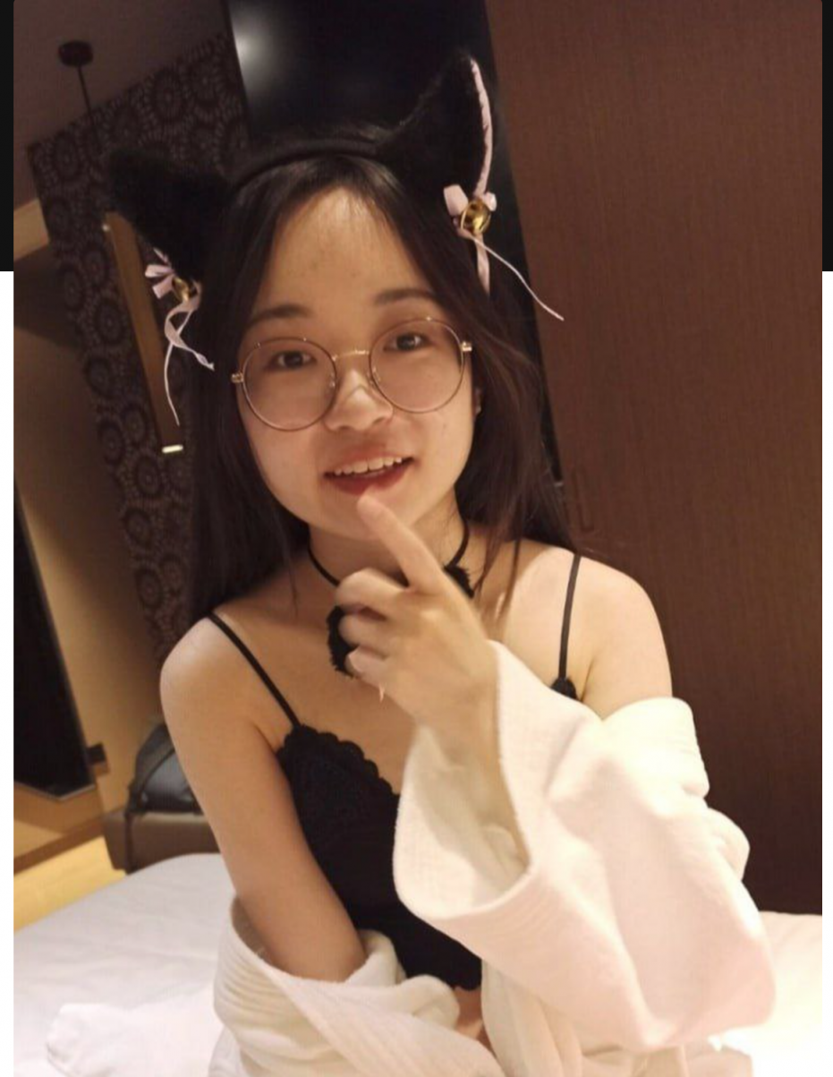 南京师范大学反差母狗眼睛妹紧致的小穴，肉棒直接滑入疯狂搅动无套内射！
