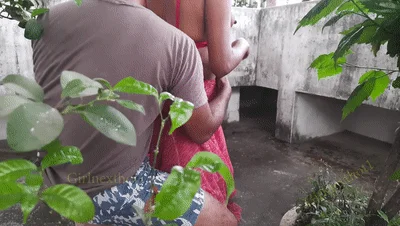 印度小少妇✨眼睛妹骚气十足，主动户外撅起屁股等待大鸡巴的插入，后入猛操很刺激！