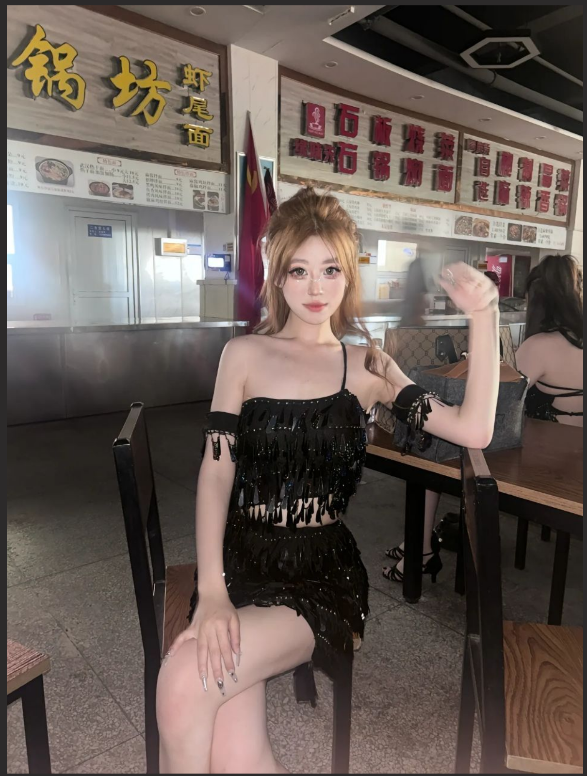 山西工商学院交谊舞事件视频 舞台甩奶看呆观众坚持眺完了愣是没停，佩服啊