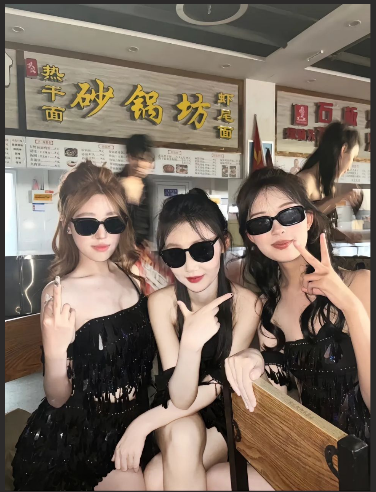 山西工商学院交谊舞事件视频 舞台甩奶看呆观众坚持眺完了愣是没停，佩服啊