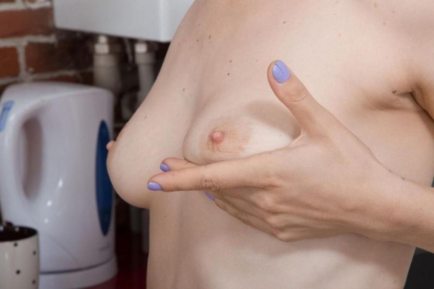 黄色裙子露出逼逼