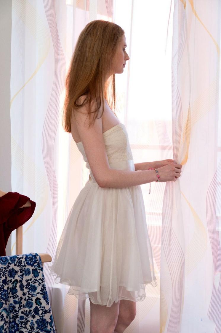 身着白裙的迷人女神