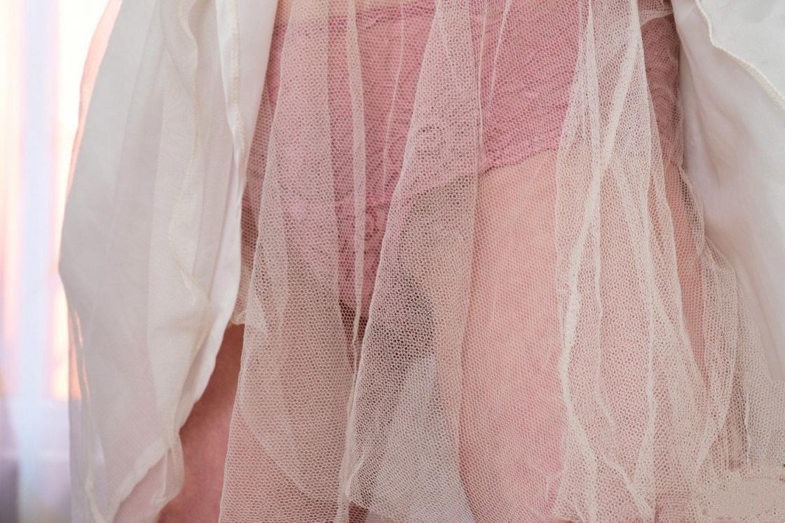 身着白裙的迷人女神