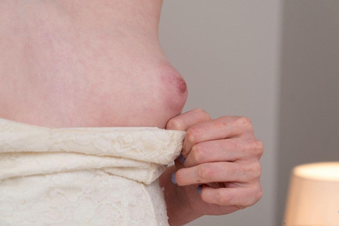 身着白裙的迷人女神