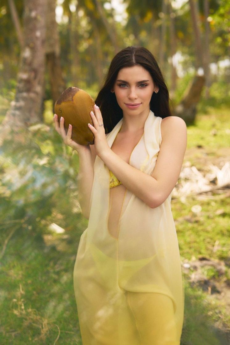 性感丰乳女子身着黄色比基尼亮相沙滩