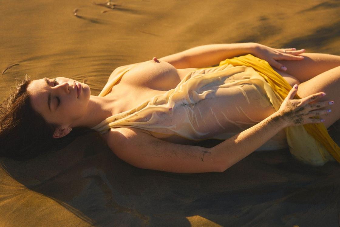 性感丰乳女子身着黄色比基尼亮相沙滩