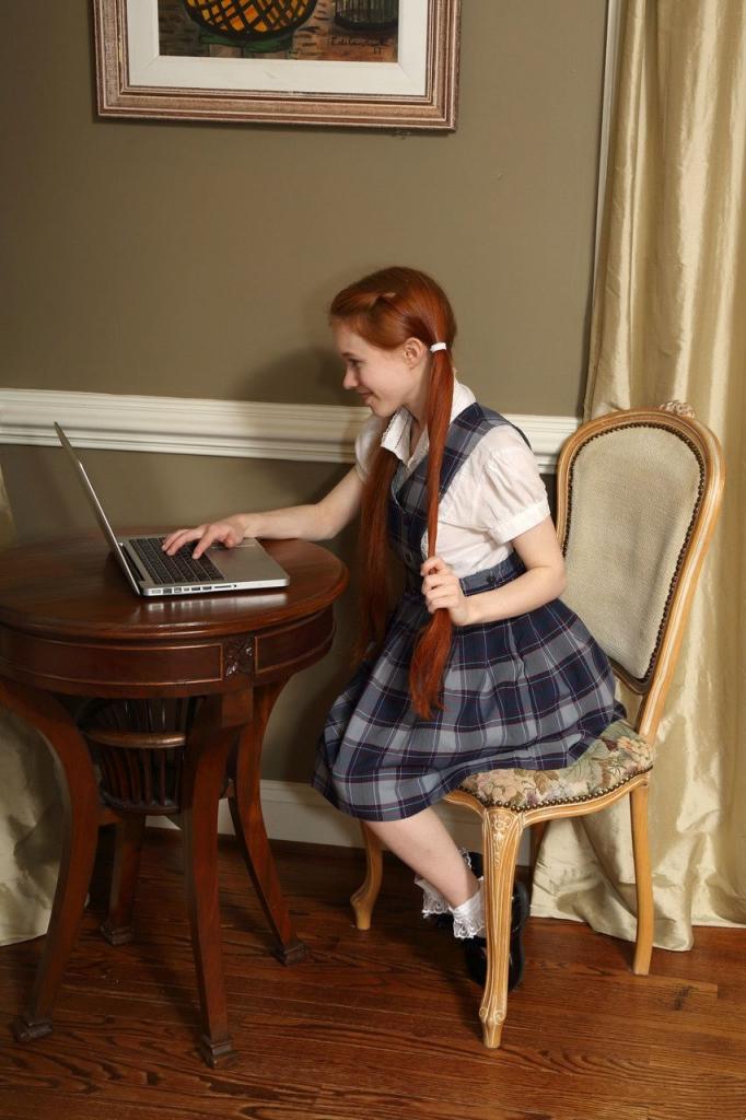 可爱的少女多莉用各种玩具拉伸粉红色的阴部