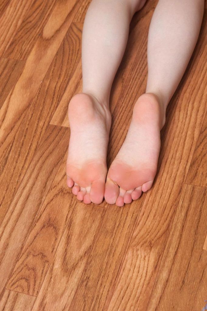 天然红发的多莉张开阴部，在厨房里玩弄香蕉