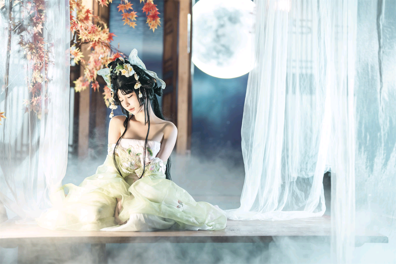 蠢沫沫 – 轻纱入帐，吹动薄衫也吹动身体