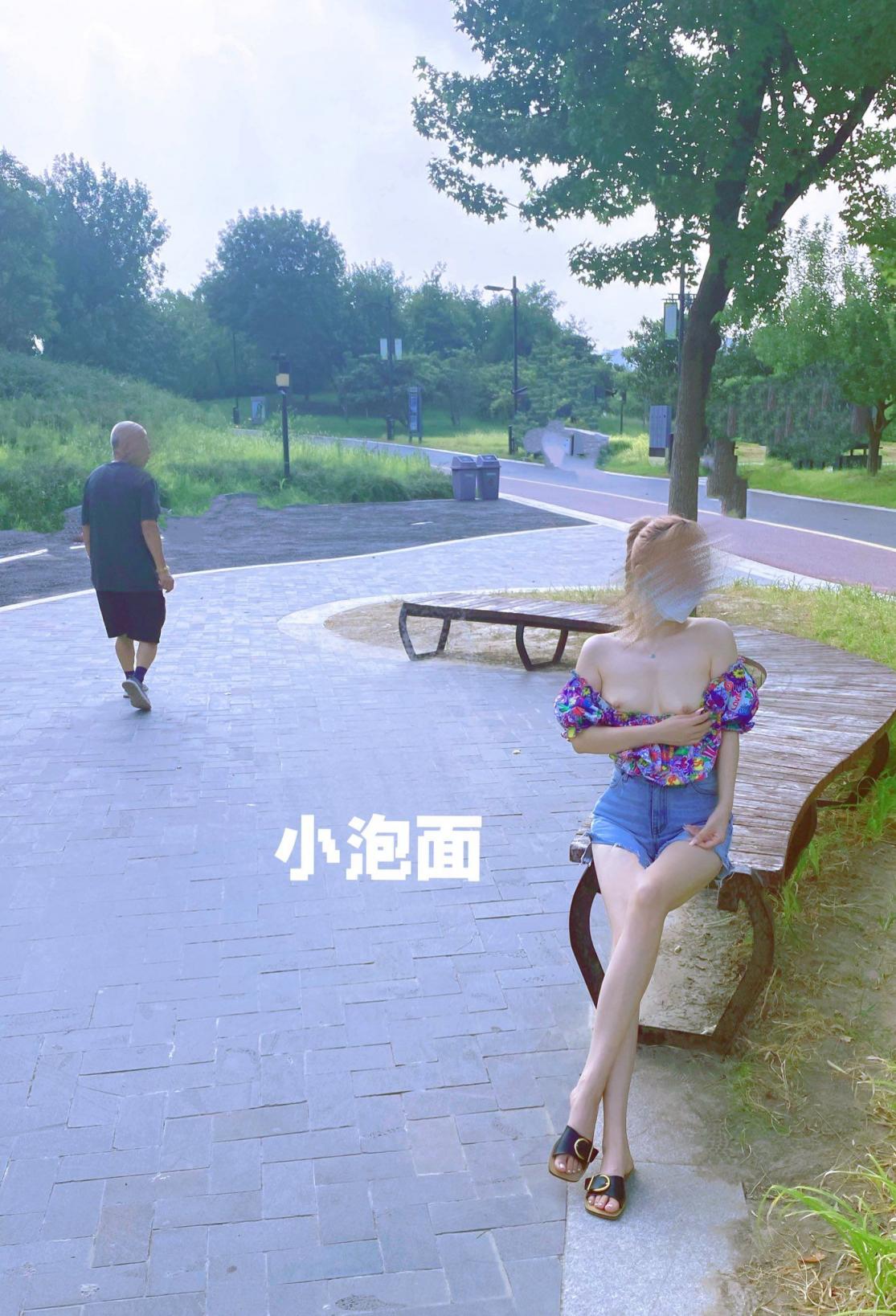 极品身材露出表请你舔B你请她喝咖啡