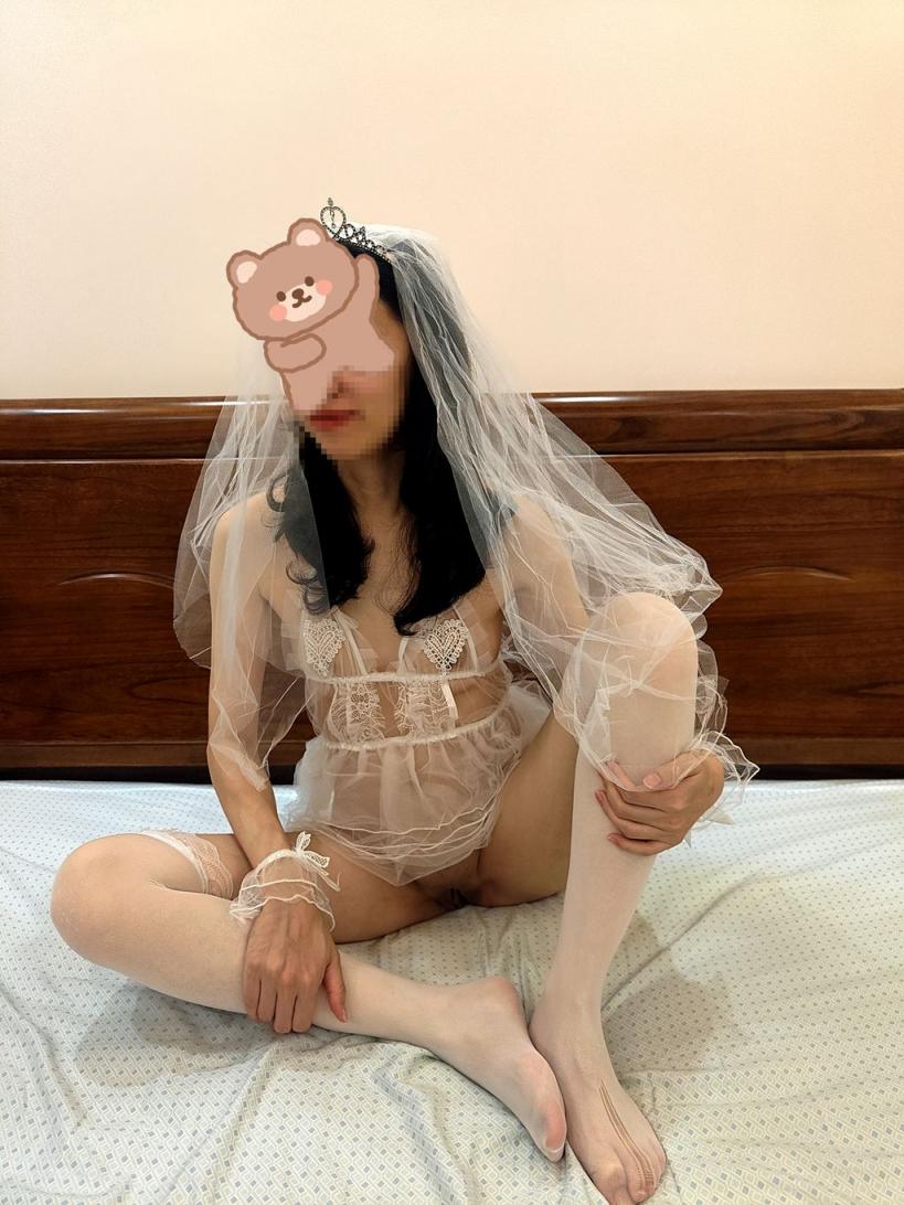 人妻穿性感內衣自拍～超级诱人