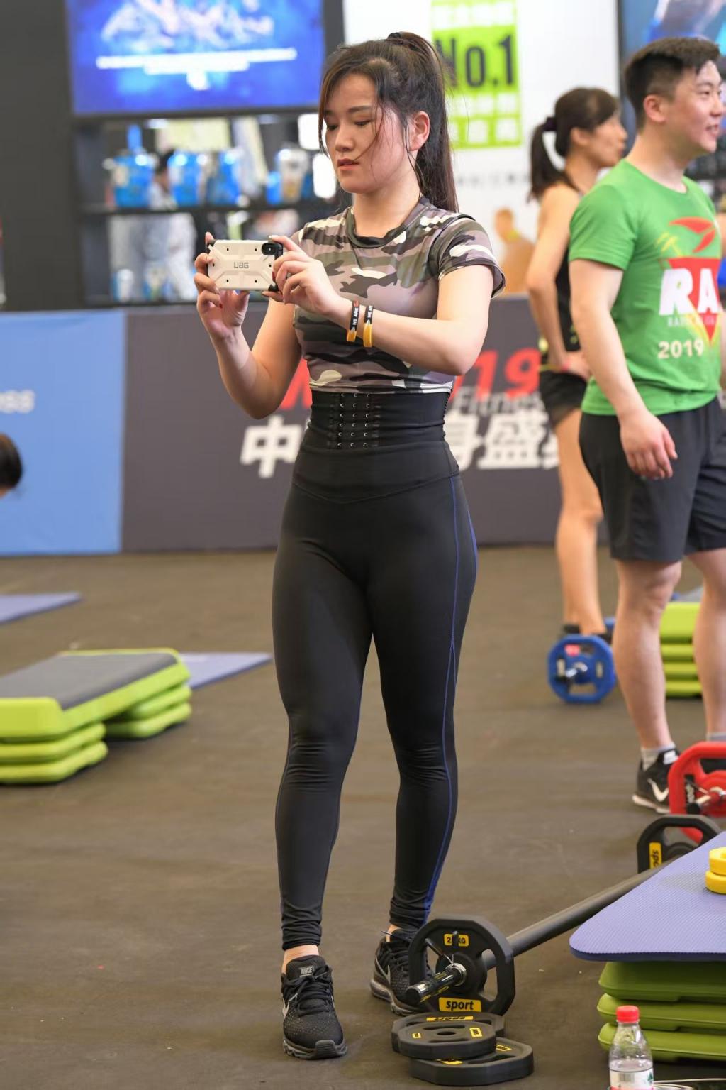 瑜伽裤若隐若现